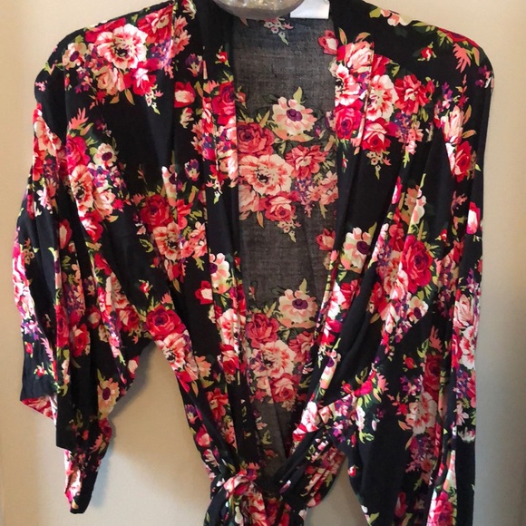 walkin on air Other - Beautiful floral thin robe. Kimono style